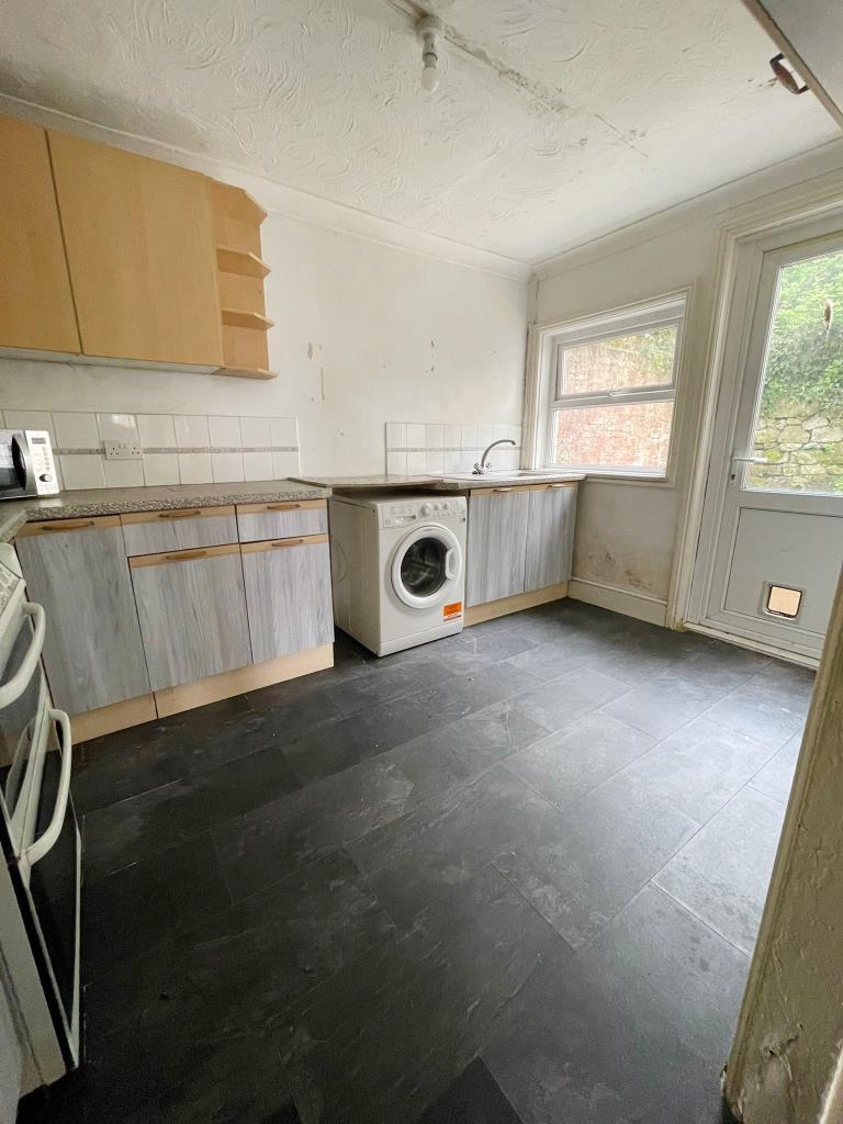 Lot: 11 - THREE-BEDROOM HOUSE FOR IMPROVEMENT - Kitchen with backdoor to garden
